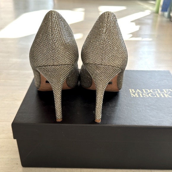 BADGLEY MISCHKA Jossie heels size US 6.5 silver metallic/tan & leather inside - Picture 2 of 15